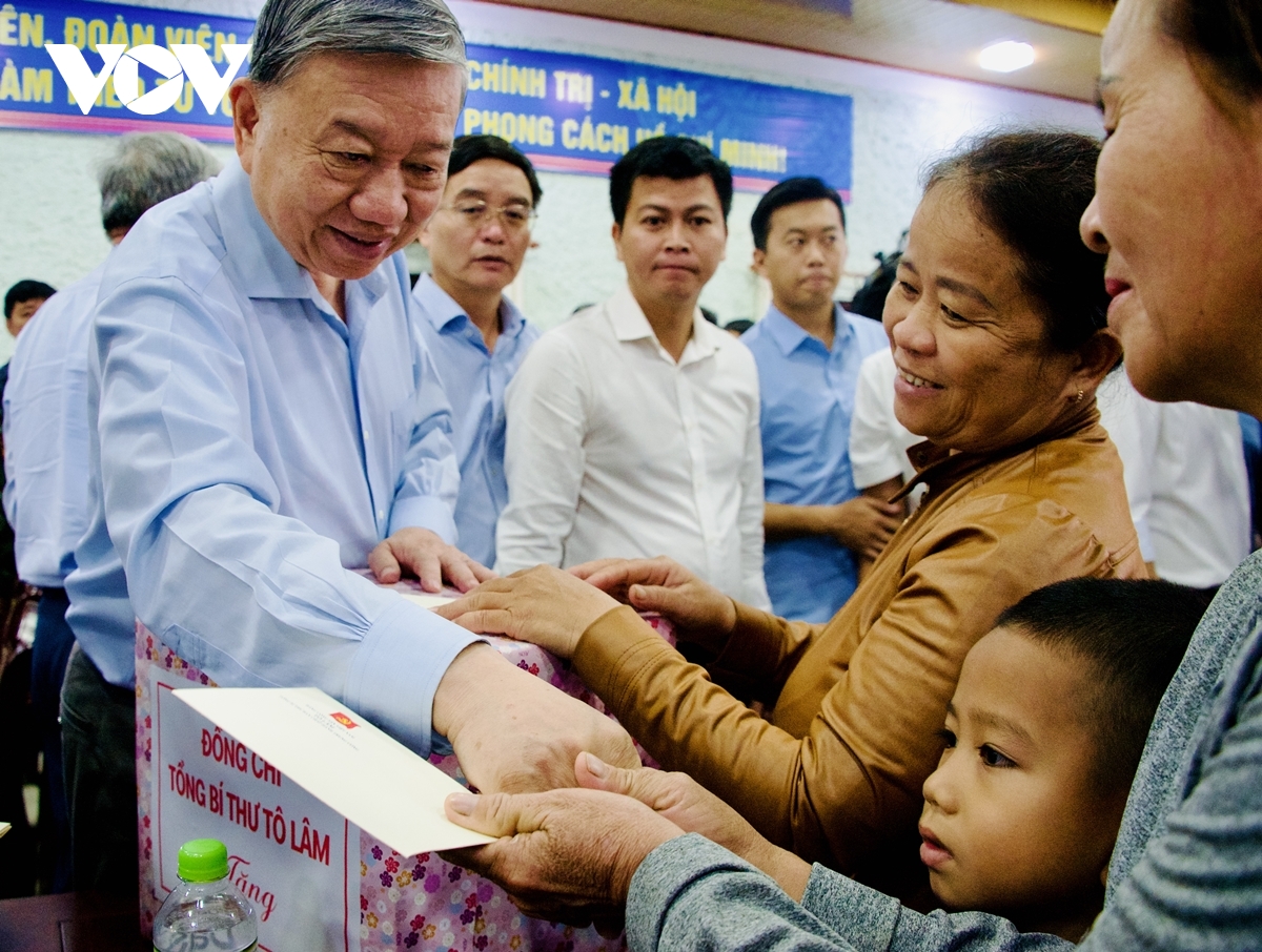 Tổng Bí thư Tô Lâm thăm, tặng quà người dân bị ảnh hưởng do mưa lũ tại Huế