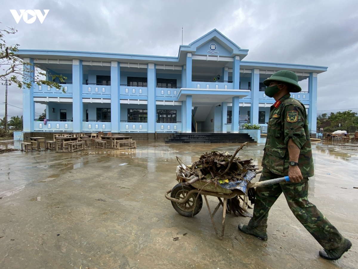 giup dan vung lu, khong de dan doi, ret la menh lenh tu trai tim nguoi linh hinh anh 1