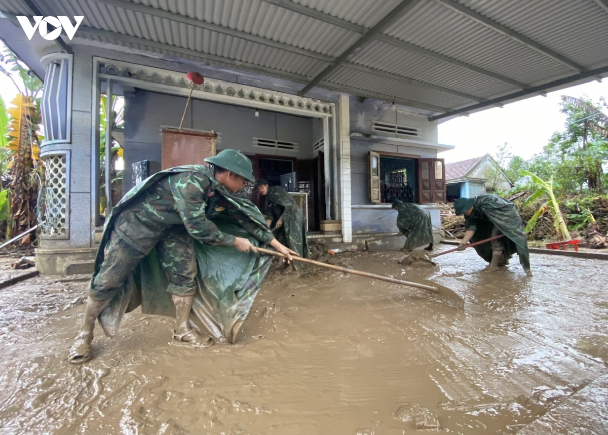  giup dan vung lu, khong de dan doi, ret la menh lenh tu trai tim nguoi linh hinh anh 3