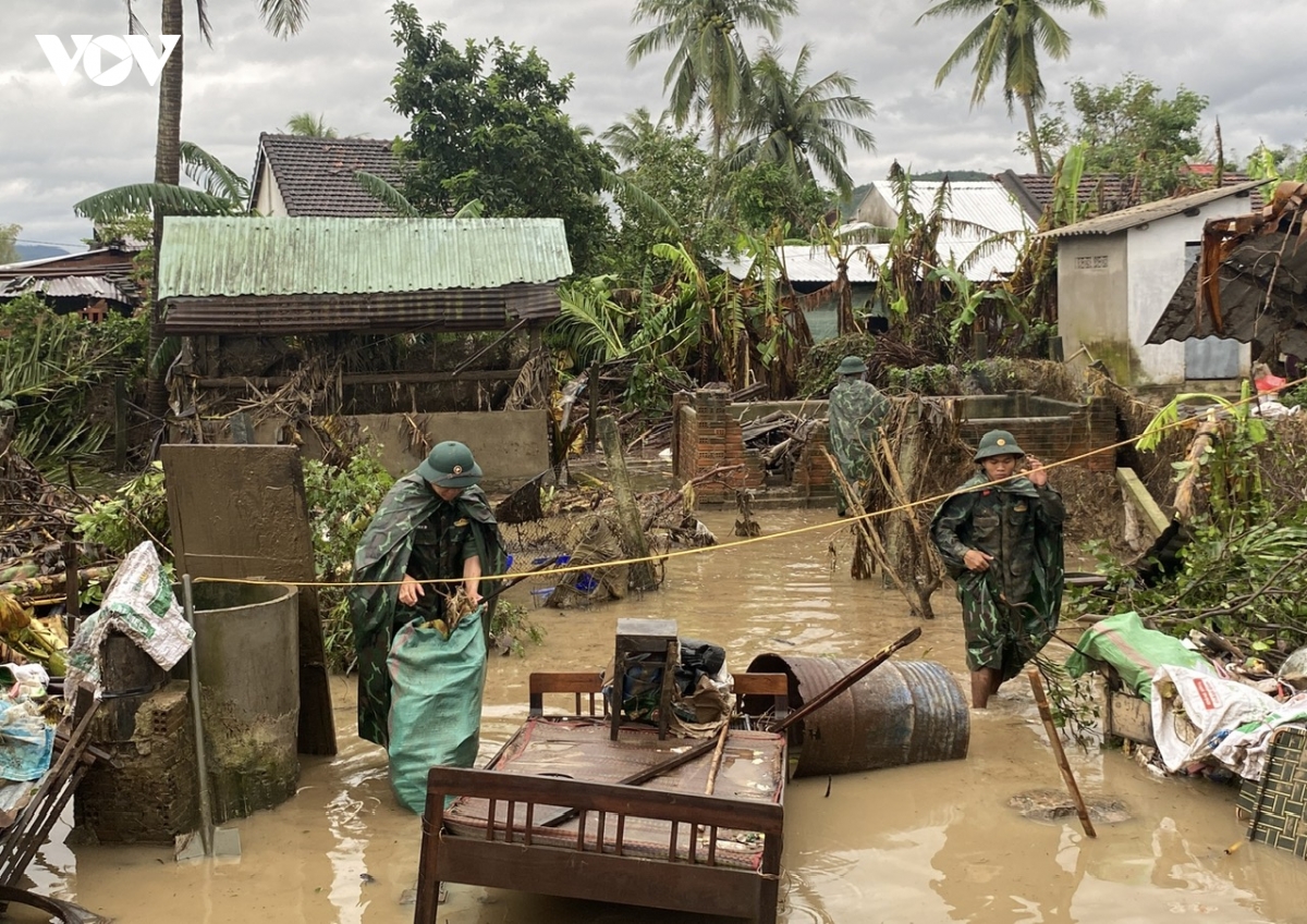  giup dan vung lu, khong de dan doi, ret la menh lenh tu trai tim nguoi linh hinh anh 4
