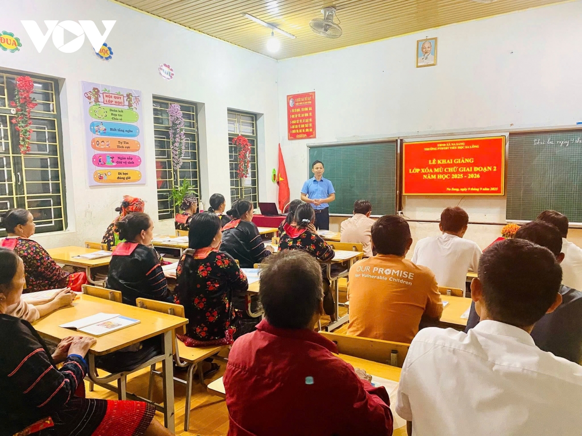 Xóa mù chữ từ những lớp học trong đêm