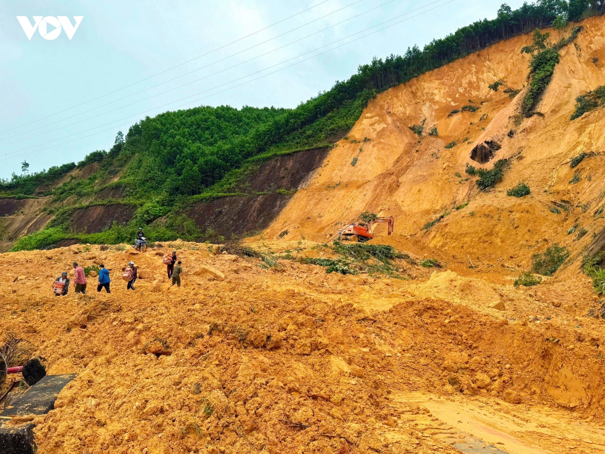 Da nang no luc khac phuc hau qua mua lu, di doi dan vung sat lo hinh anh 1