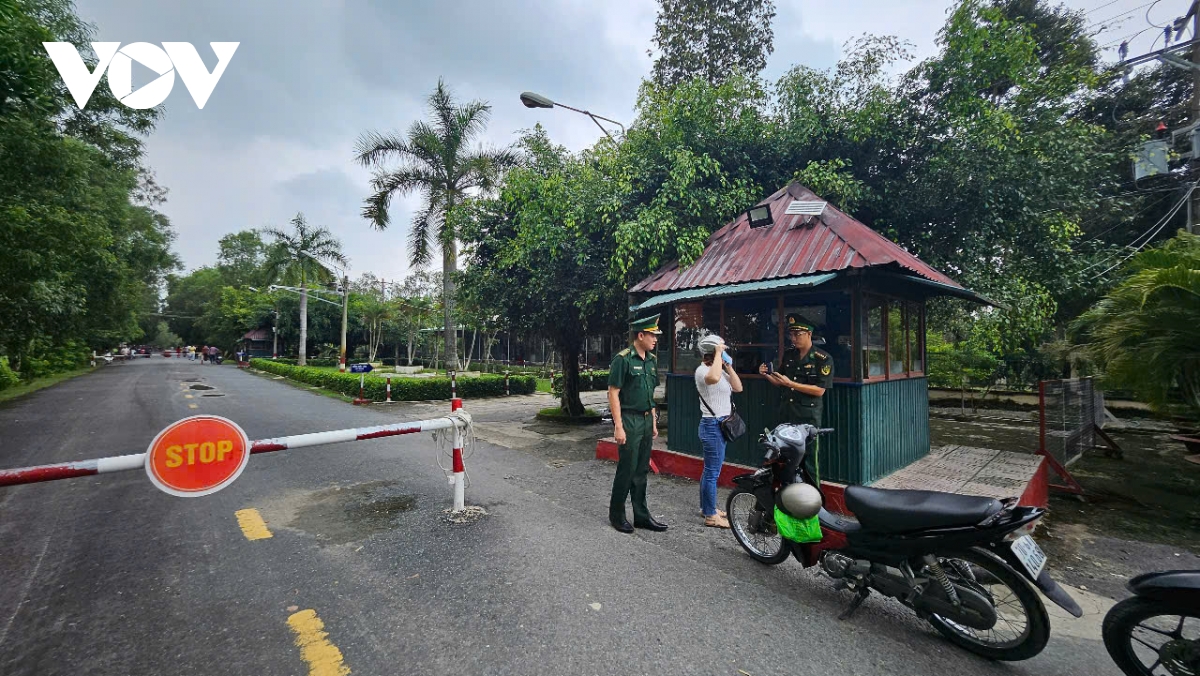 tay nam siet bien gioi, khong de buon lau xe dong, luon kenh vao noi dia hinh anh 4