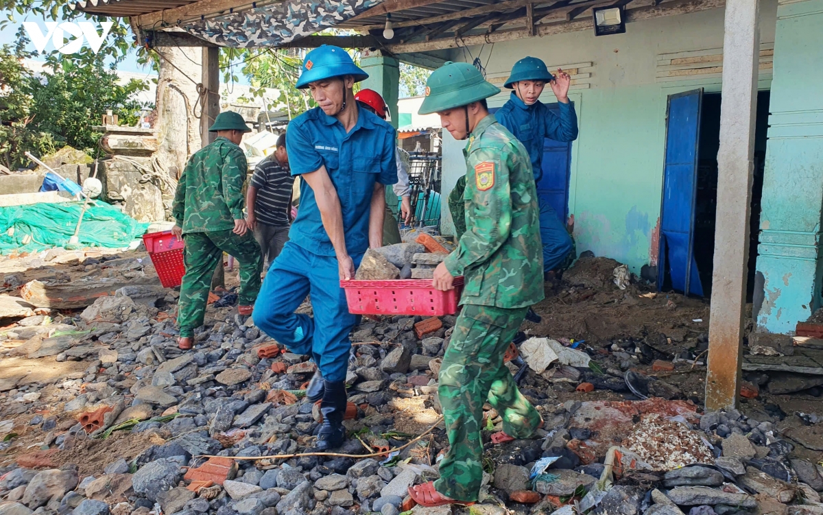 luc luong vu trang giup nguoi dan quang ngai khac phuc hau qua bao so 13 hinh anh 5