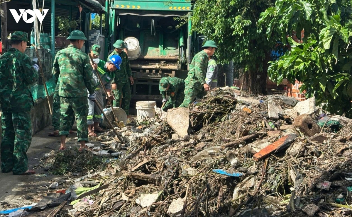 luc luong vu trang giup nguoi dan quang ngai khac phuc hau qua bao so 13 hinh anh 4