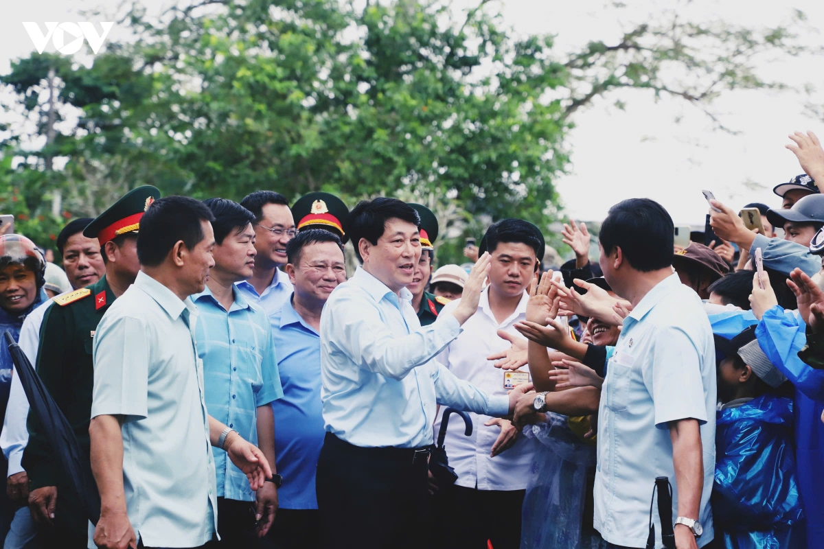 chu tich nuoc luong cuong tham hoi, dong vien ba con vung lu go noi, Da nang hinh anh 6