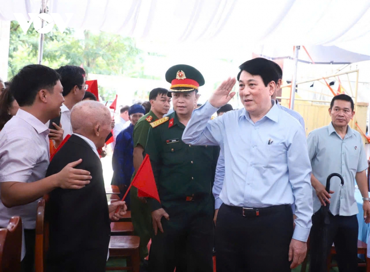 Chủ tịch nước Lương Cường thăm hỏi, động viên bà con vùng lũ Gò Nổi, Đà Nẵng