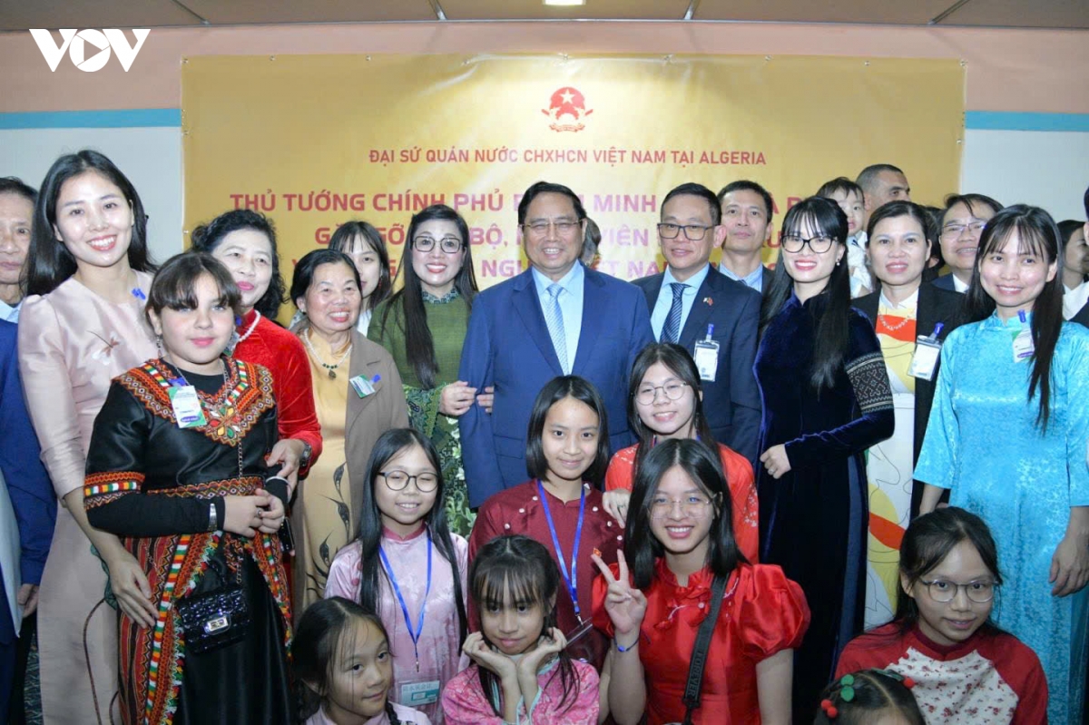 thu tuong pham minh chinh gap go cong dong nguoi viet nam tai algeria hinh anh 3