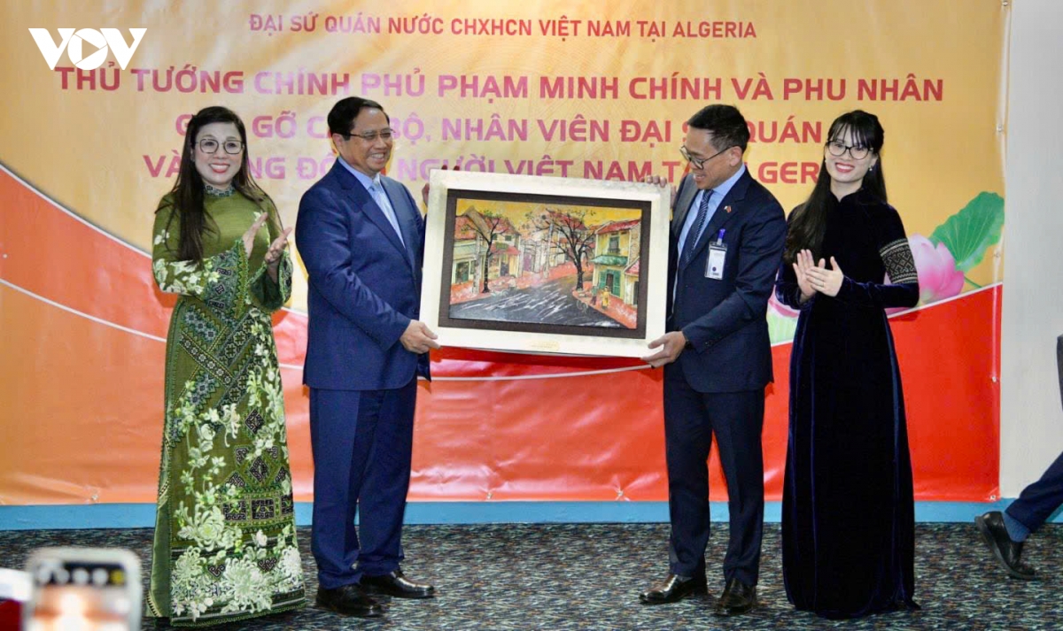 thu tuong pham minh chinh gap go cong dong nguoi viet nam tai algeria hinh anh 4