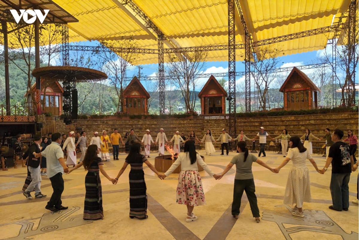 trai nghiem van hoa tao diem nhan, niu chan du khach tai lam Dong hinh anh 4