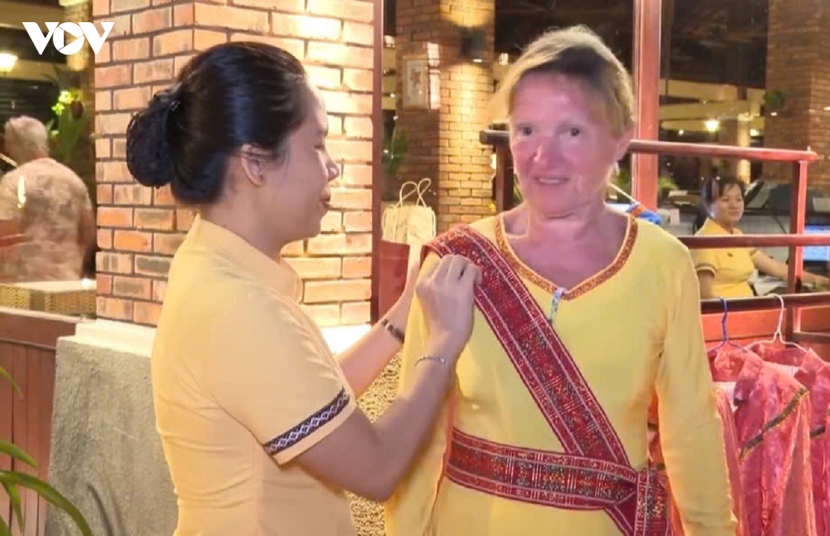 trai nghiem van hoa tao diem nhan, niu chan du khach tai lam Dong hinh anh 3