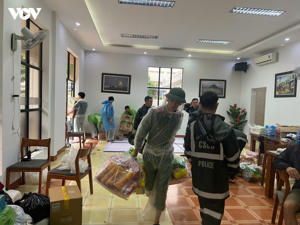 cong an tang cuong ho tro dan luong thuc va don ve sinh sau lu hinh anh 2