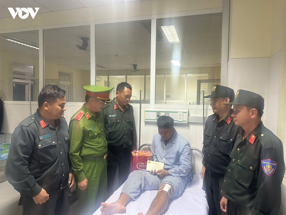 cong an tang cuong ho tro dan luong thuc va don ve sinh sau lu hinh anh 4