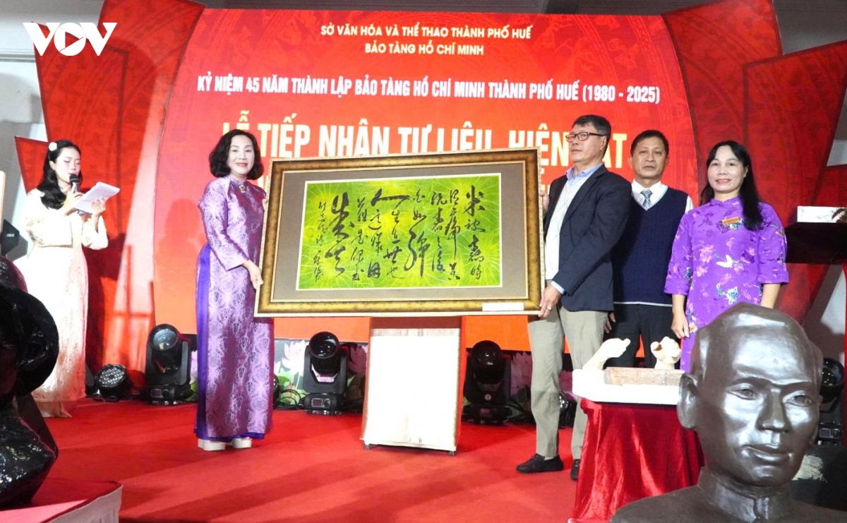trien lam Duong cach mang-Dong chi ho chi minh tai trung quoc o hue hinh anh 6