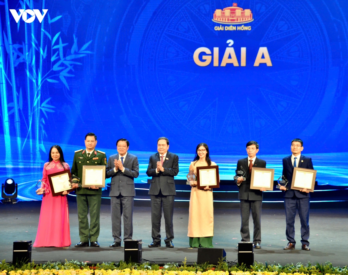 vov xuat sac gianh 2 giai thuong tai le trao giai dien hong hinh anh 4
