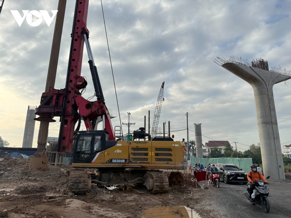 Nhà thầu phải huy động thiết bị khoan cọc ngay cạnh mặt đường xe đang lưu thông, gây mất an toàn thi công, an toàn lao động, và cả an toàn giao thông.