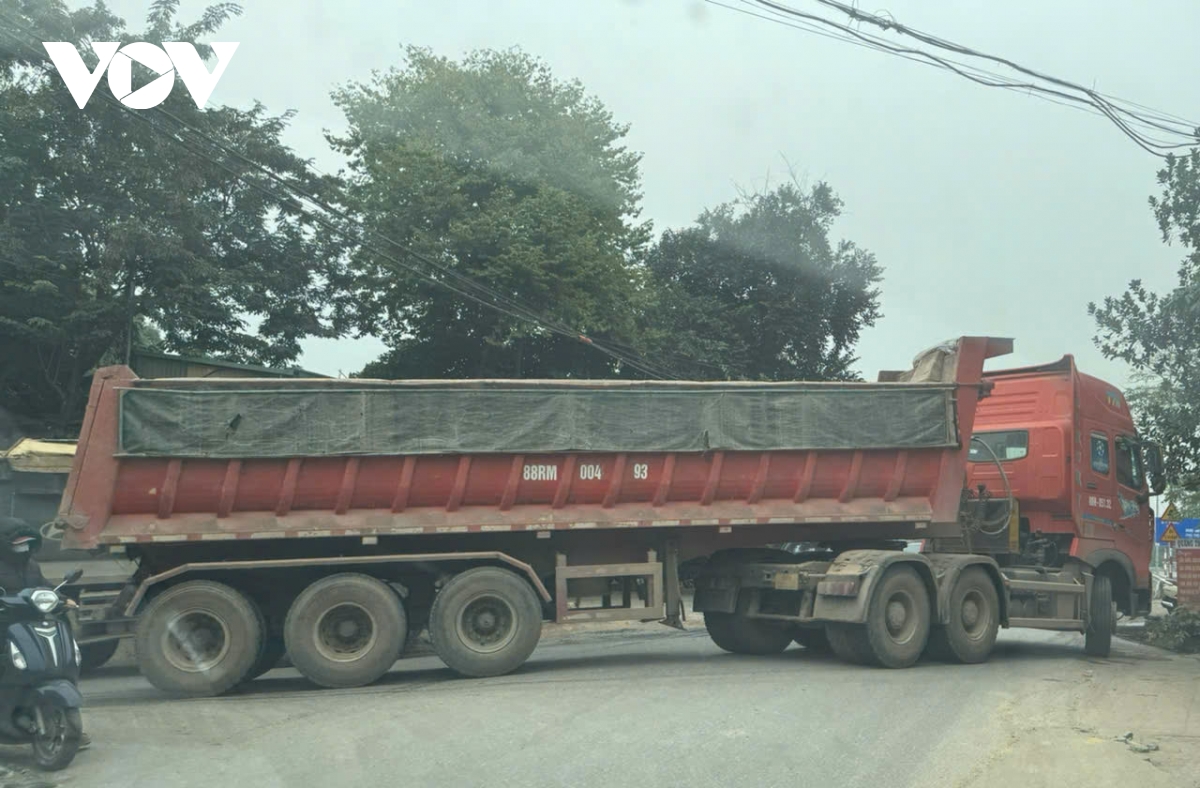 Dau cau vinh phu thuong xuyen tac, nguoi dan song lo kho vi xe tai chen nhau hinh anh 14