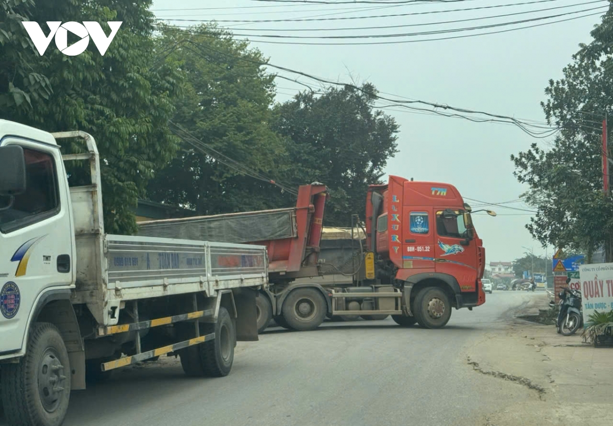 Dau cau vinh phu thuong xuyen tac, nguoi dan song lo kho vi xe tai chen nhau hinh anh 13