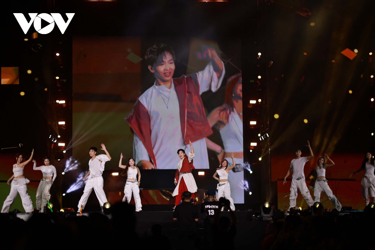 Hàng nghìn khán giả trẻ đội mưa hòa nhịp âm nhạc tại Mega Booming Huế