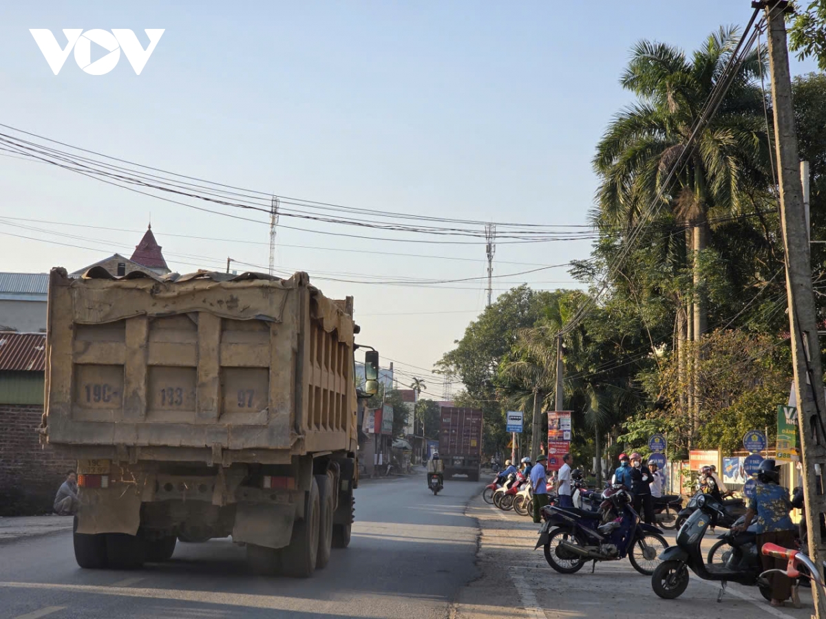 Dau cau vinh phu thuong xuyen tac, nguoi dan song lo kho vi xe tai chen nhau hinh anh 5