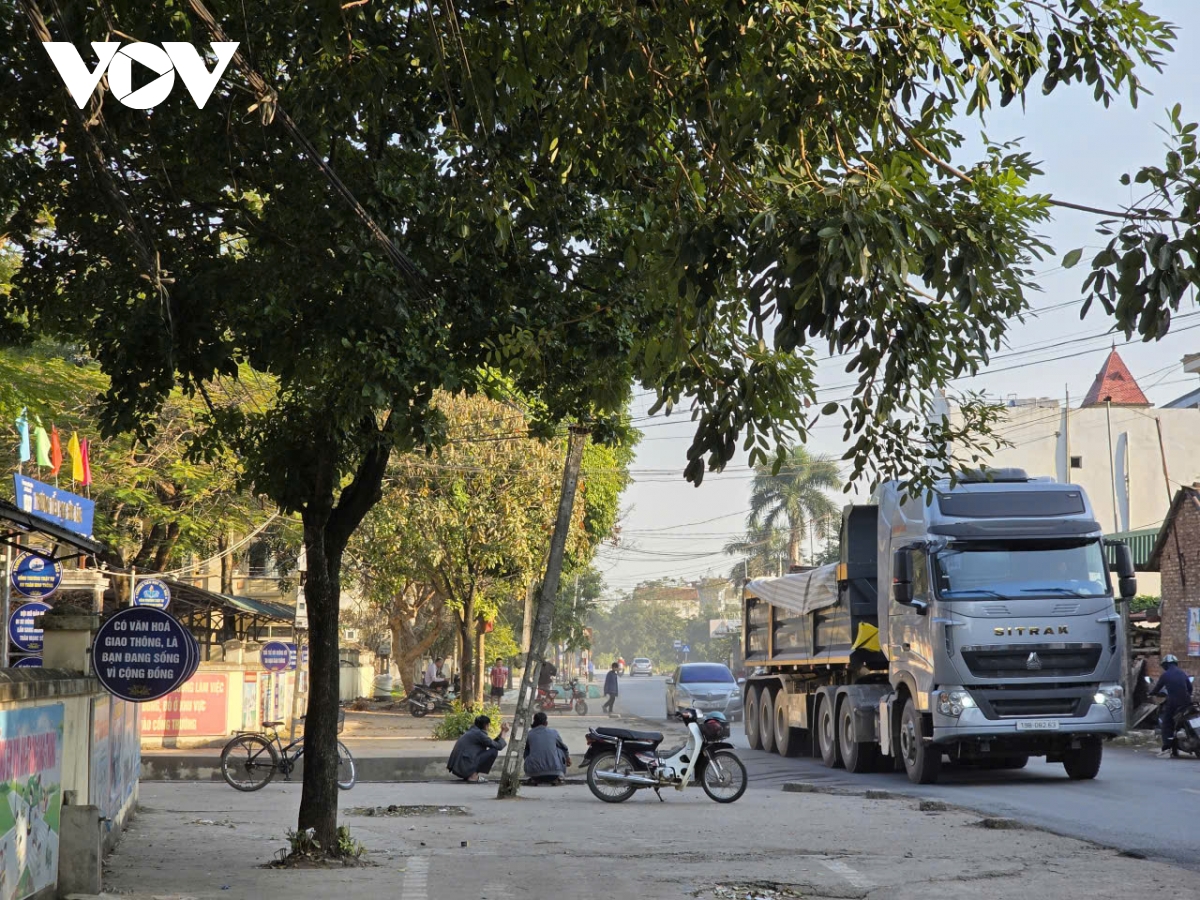 Dau cau vinh phu thuong xuyen tac, nguoi dan song lo kho vi xe tai chen nhau hinh anh 7