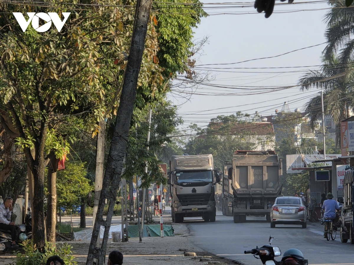 Dau cau vinh phu thuong xuyen tac, nguoi dan song lo kho vi xe tai chen nhau hinh anh 11