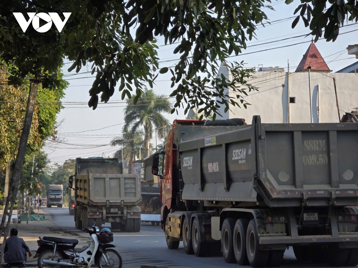 Dau cau vinh phu thuong xuyen tac, nguoi dan song lo kho vi xe tai chen nhau hinh anh 10