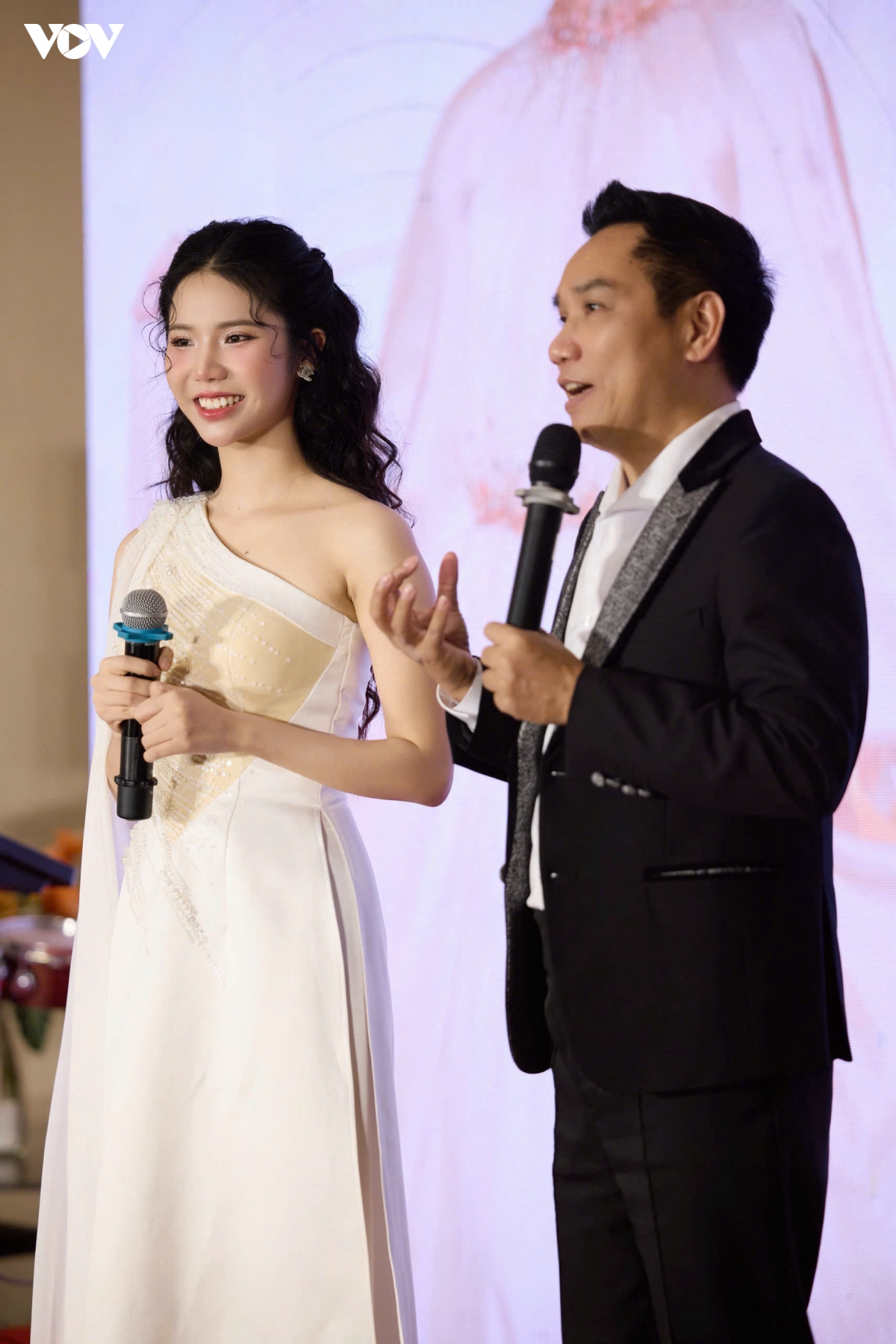 quan quan tieng hat ha noi 2025 danh nua tien thuong ho tro dong bao lu lut hinh anh 1