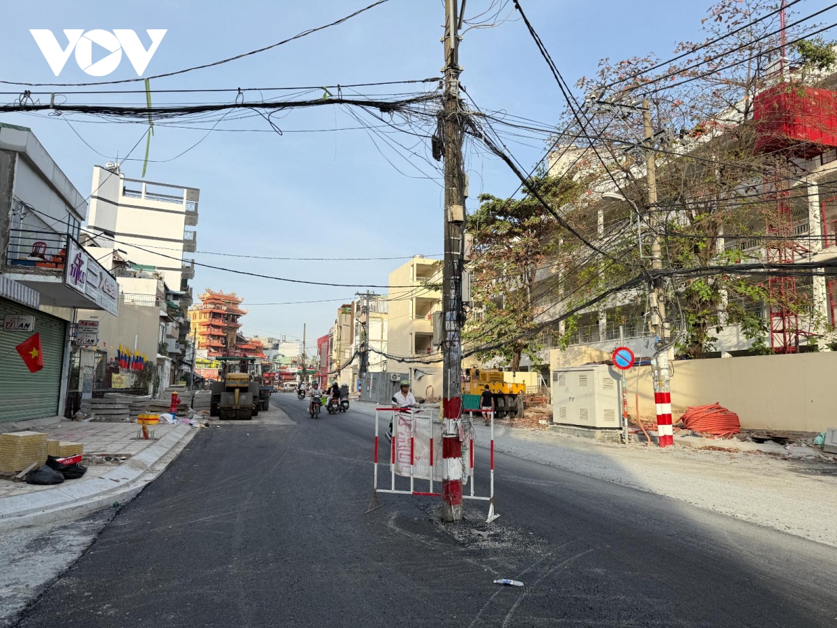 Cột điện giữa đường Chu Văn An - TP.HCM, người dân nơm nớp lo tai nạn