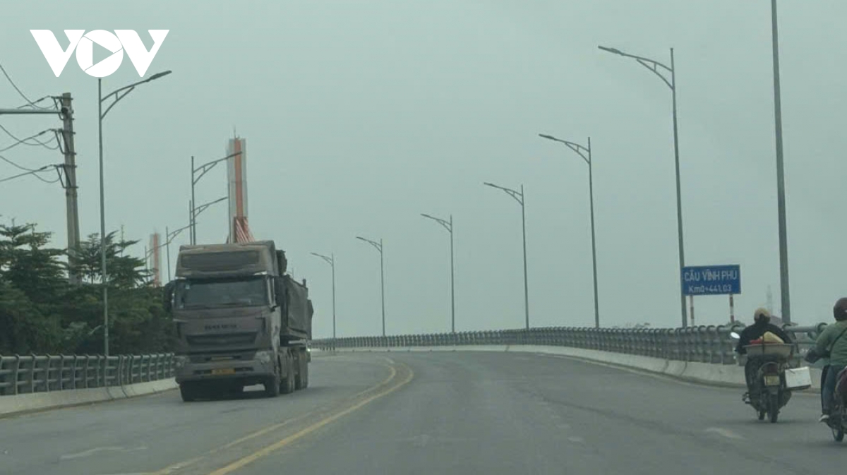 Dau cau vinh phu thuong xuyen tac, nguoi dan song lo kho vi xe tai chen nhau hinh anh 1