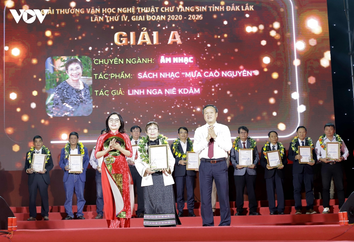 giai thuong chu yang sin vinh danh 59 tac pham van hoc nghe thuat xuat sac hinh anh 1
