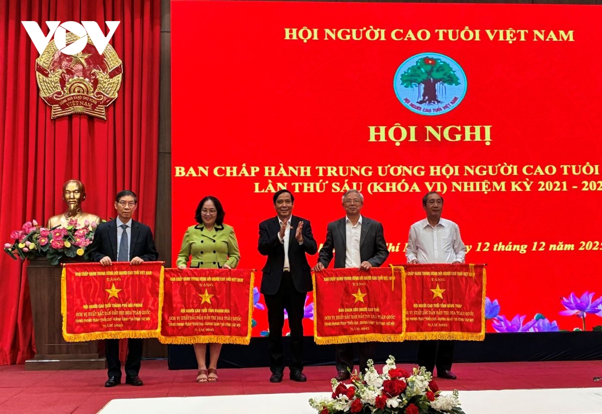 người cao tuổi vào tâm điểm chuyển đổi số - chuyển đổi xanh hình ảnh 3 nguoi cao tuoi vao tam diem chuyen doi so - chuyen doi xanh hinh anh 3