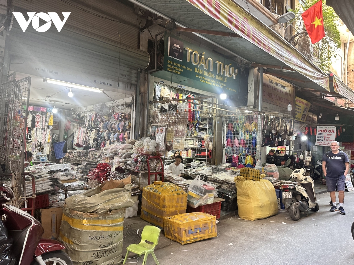 Các hộ kinh doanh tại chợ Đồng Xuân, Hà Nội. (Ảnh minh họa)