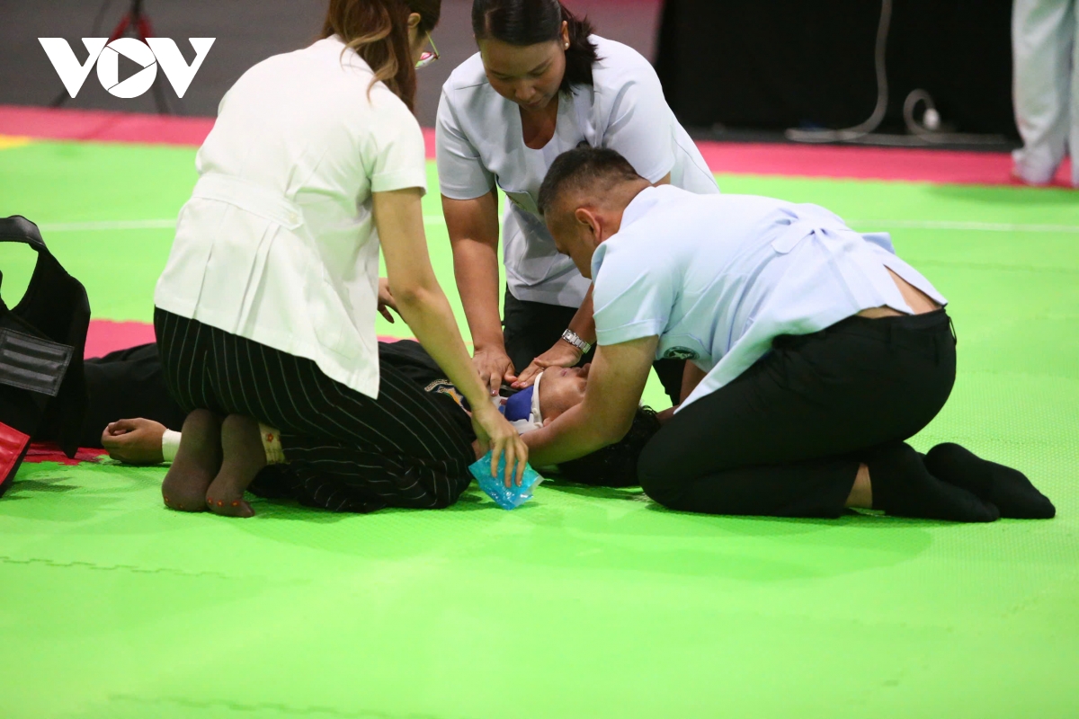 Võ sĩ Việt Nam khóc uất ức trên sàn đấu vì bị xử thua Thái Lan khó hiểu 2 vo si viet nam khoc nuc no khi bi trong tai xu thua cay dang o sea games 33 hinh anh 3