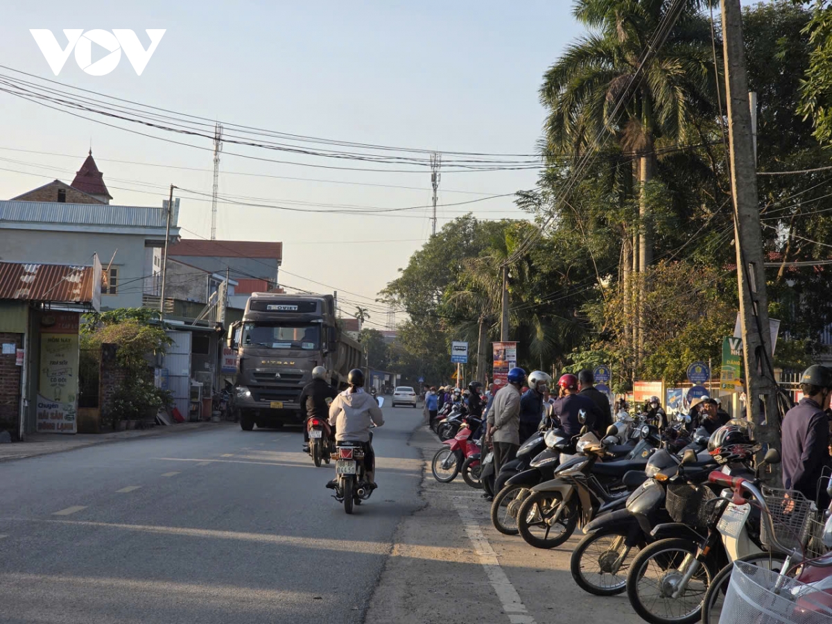 Dau cau vinh phu thuong xuyen tac, nguoi dan song lo kho vi xe tai chen nhau hinh anh 4
