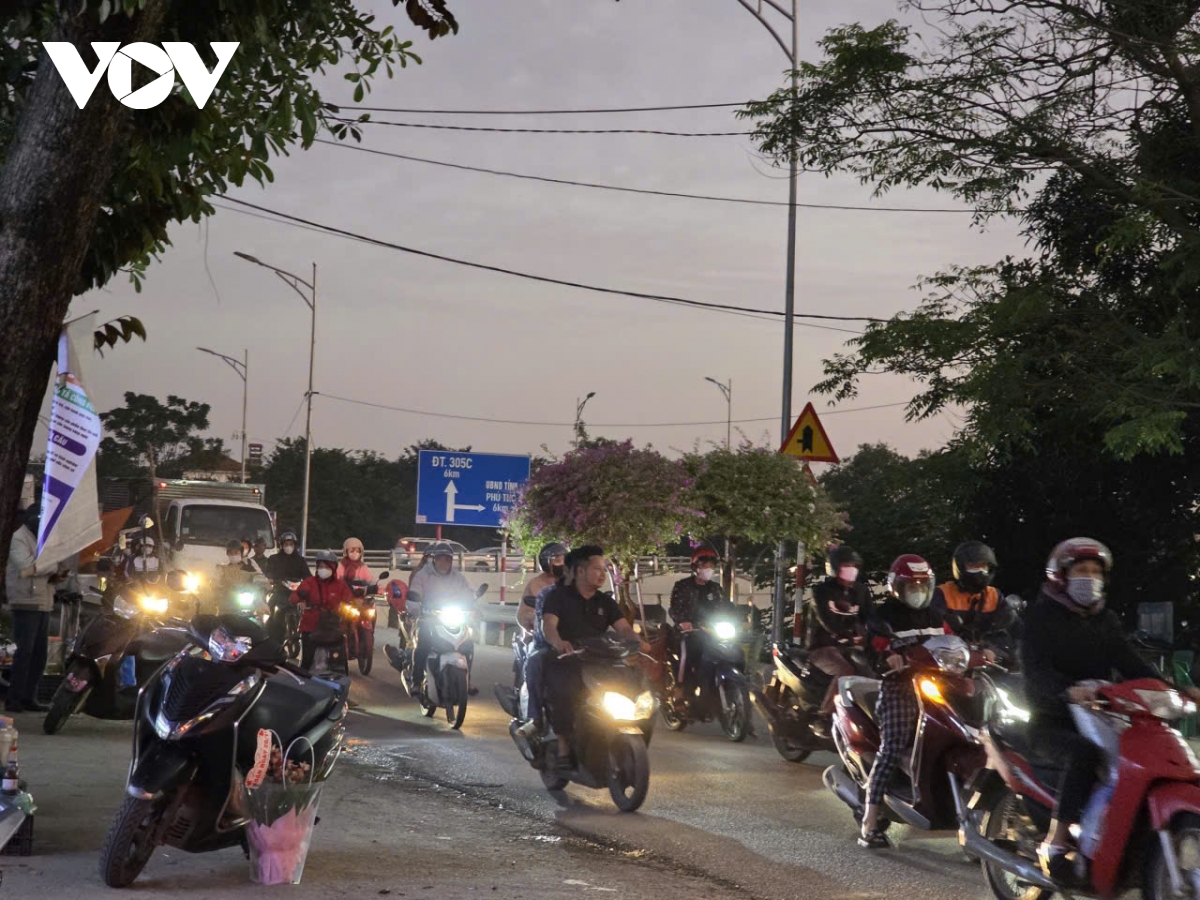 Dau cau vinh phu thuong xuyen tac, nguoi dan song lo kho vi xe tai chen nhau hinh anh 16