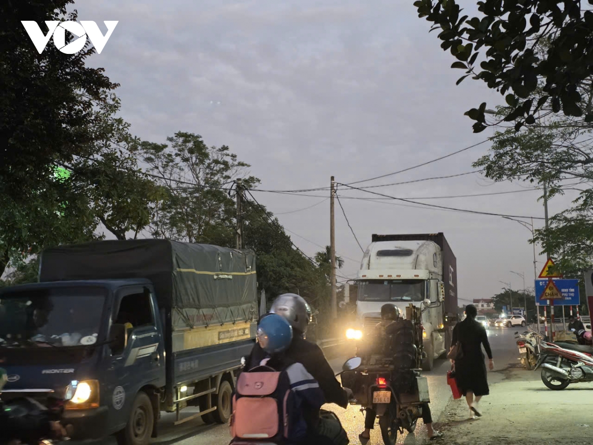 Dau cau vinh phu thuong xuyen tac, nguoi dan song lo kho vi xe tai chen nhau hinh anh 15