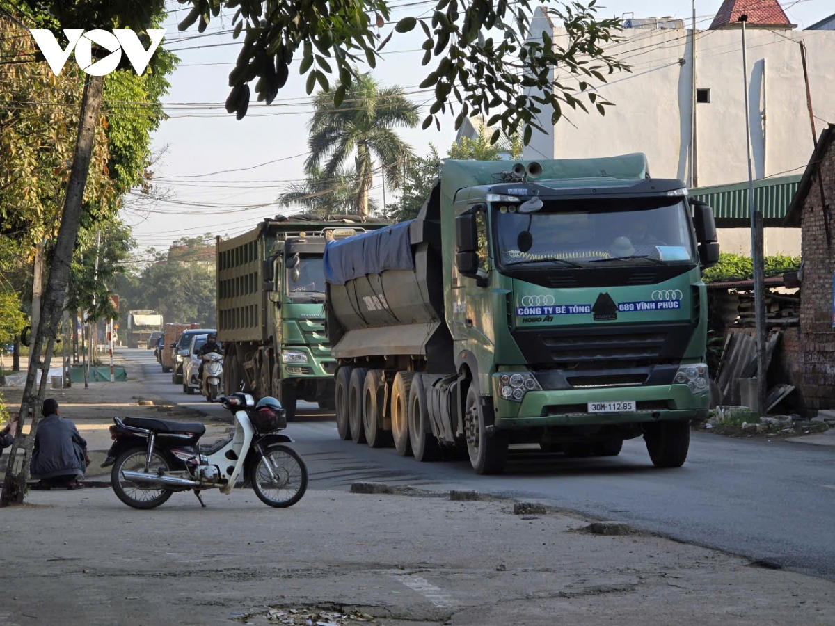 Dau cau vinh phu thuong xuyen tac, nguoi dan song lo kho vi xe tai chen nhau hinh anh 9
