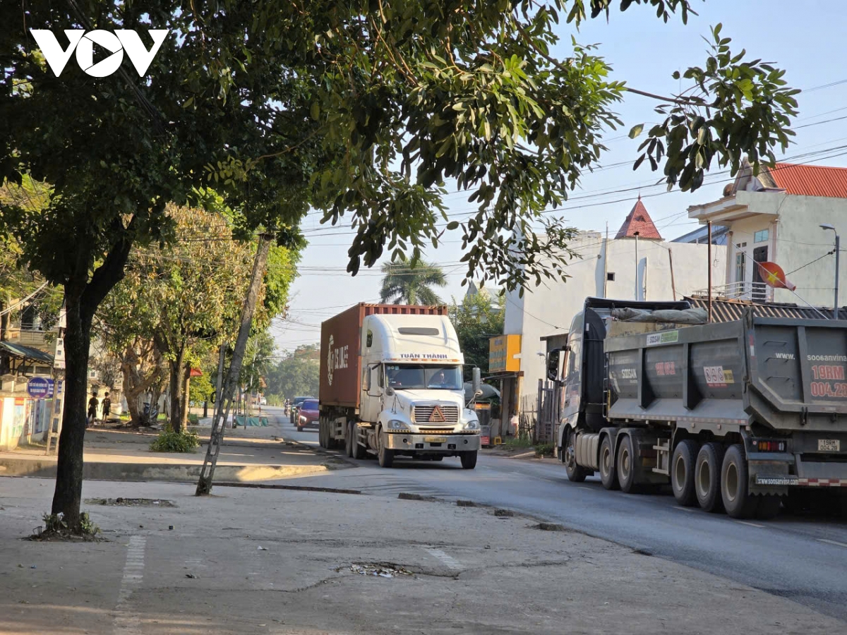 Dau cau vinh phu thuong xuyen tac, nguoi dan song lo kho vi xe tai chen nhau hinh anh 8