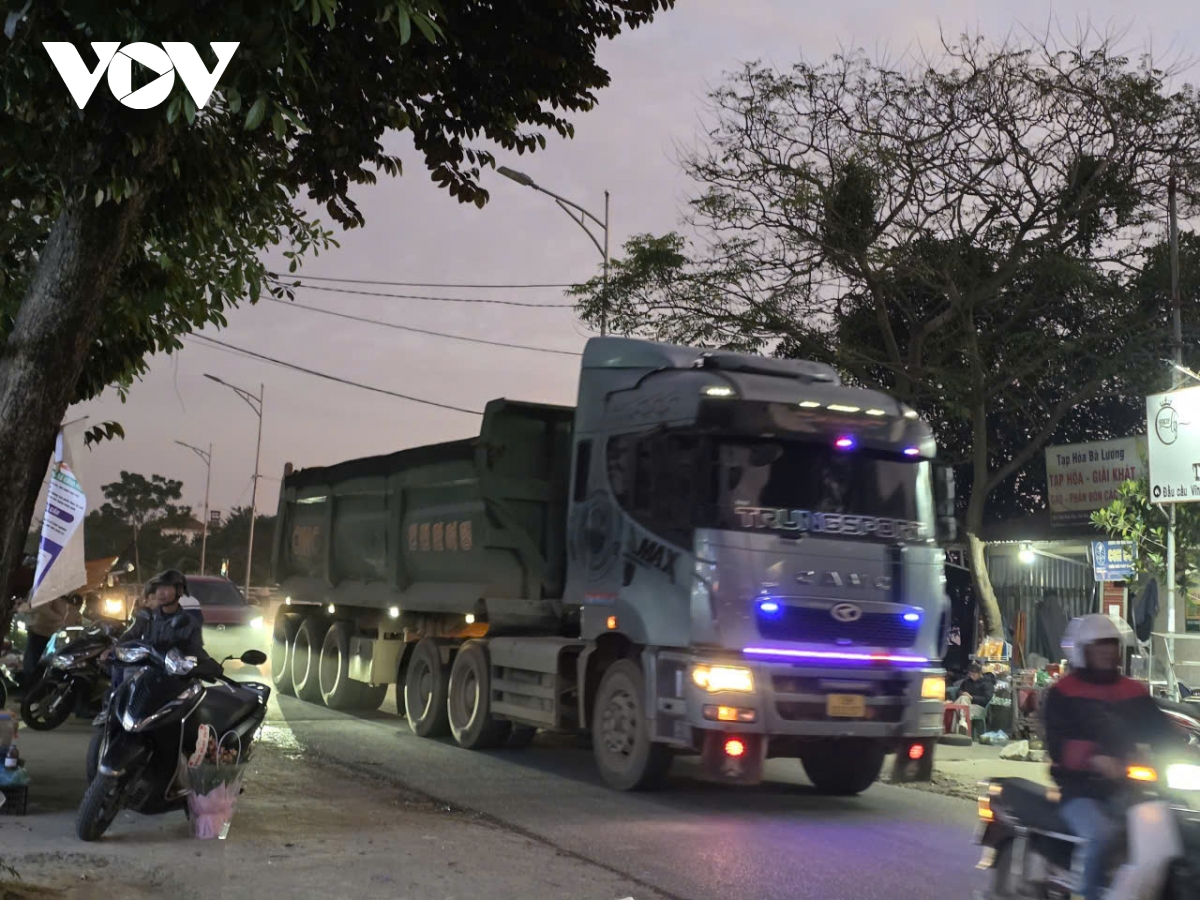 Dau cau vinh phu thuong xuyen tac, nguoi dan song lo kho vi xe tai chen nhau hinh anh 17