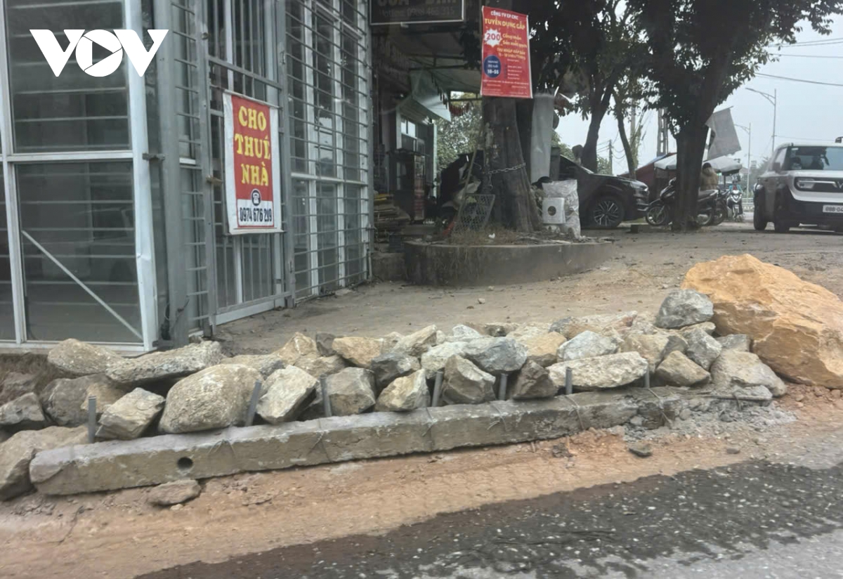 Dau cau vinh phu thuong xuyen tac, nguoi dan song lo kho vi xe tai chen nhau hinh anh 12