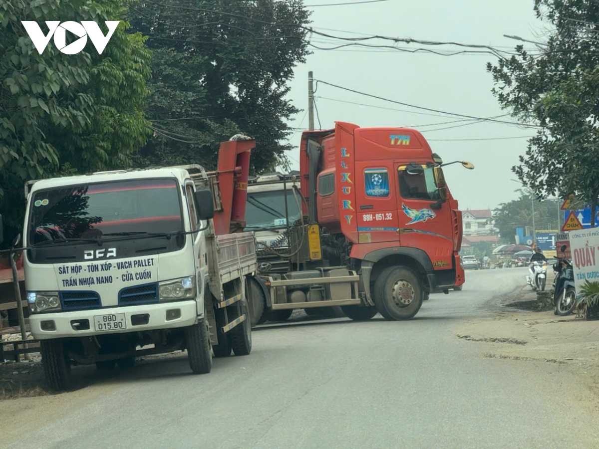 Dau cau vinh phu thuong xuyen tac, nguoi dan song lo kho vi xe tai chen nhau hinh anh 3