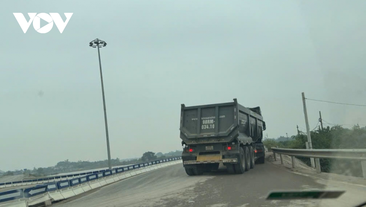 Dau cau vinh phu thuong xuyen tac, nguoi dan song lo kho vi xe tai chen nhau hinh anh 2