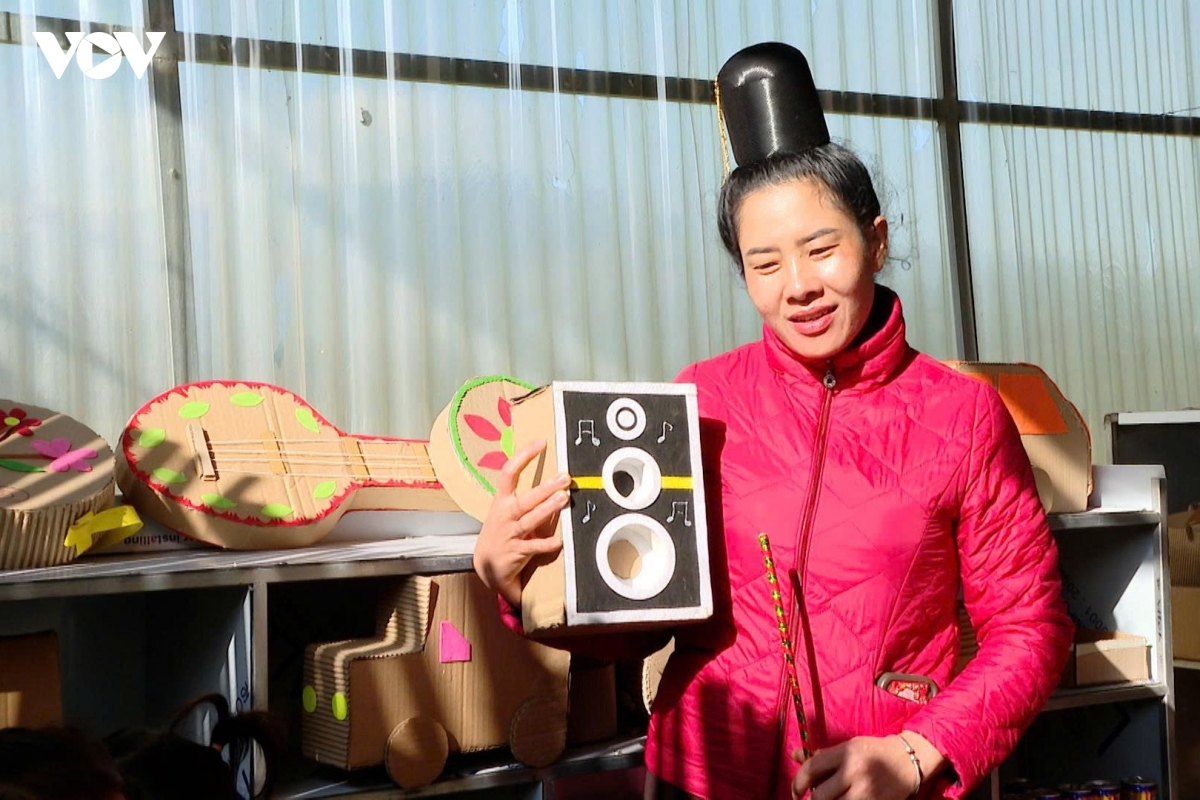 Dua tieng anh den gan hon voi tre mam non mien nui son la hinh anh 2