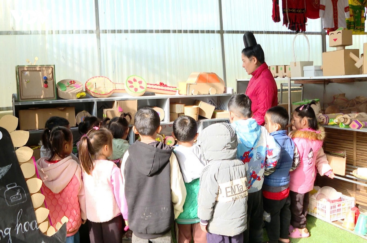 Dua tieng anh den gan hon voi tre mam non mien nui son la hinh anh 4