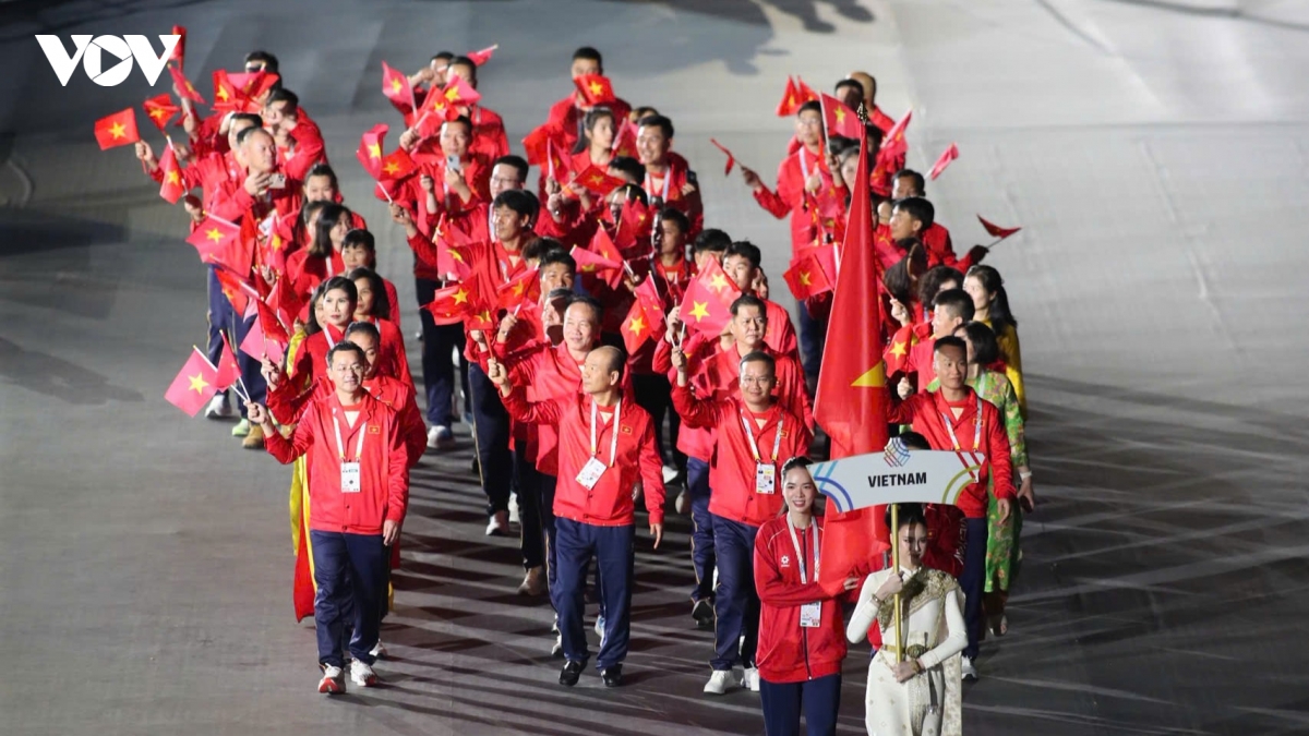 Khoảnh khắc Đoàn Thể thao Việt Nam diễu hành tại lễ khai mạc SEA Games 33