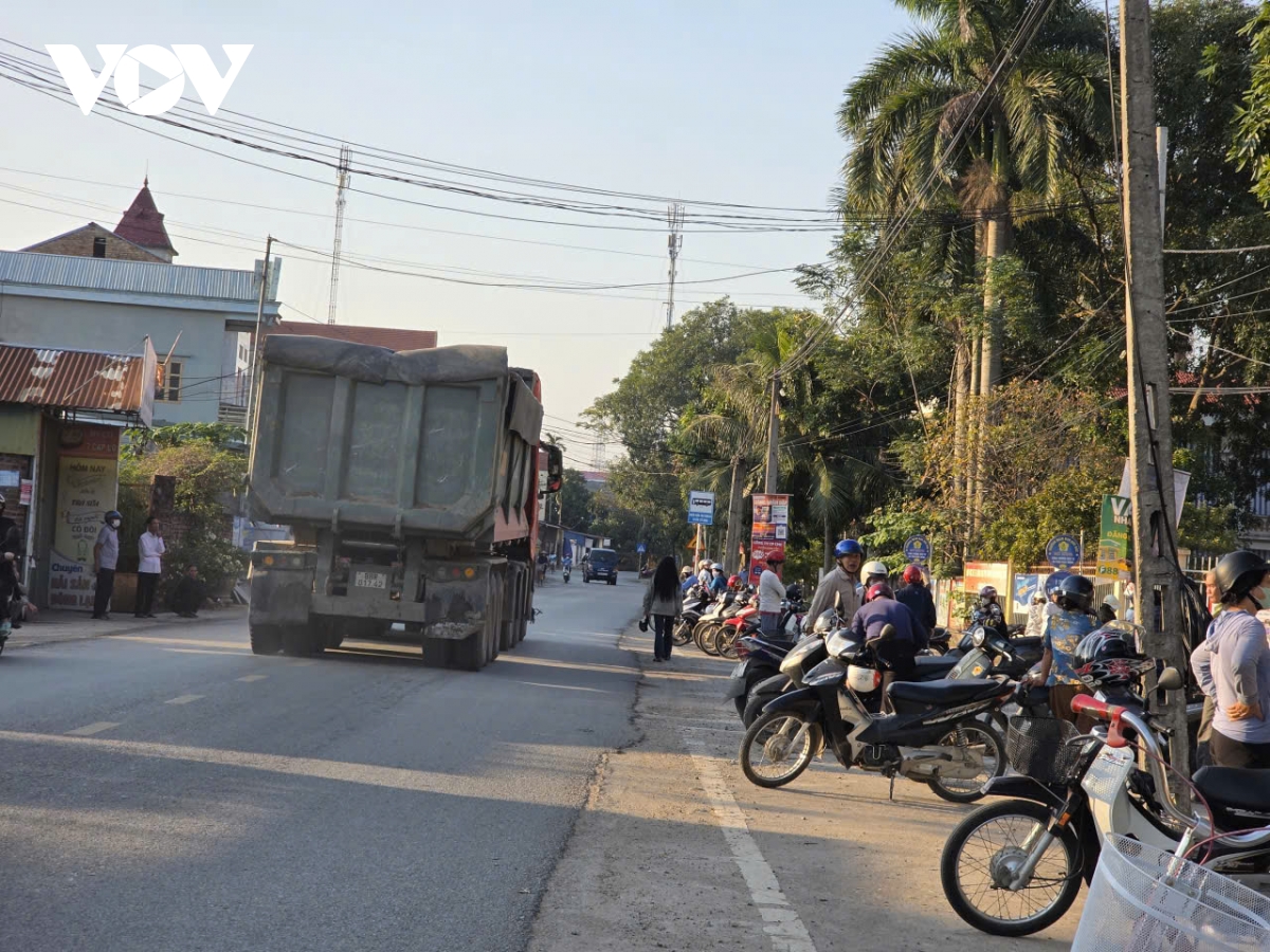 Dau cau vinh phu thuong xuyen tac, nguoi dan song lo kho vi xe tai chen nhau hinh anh 6