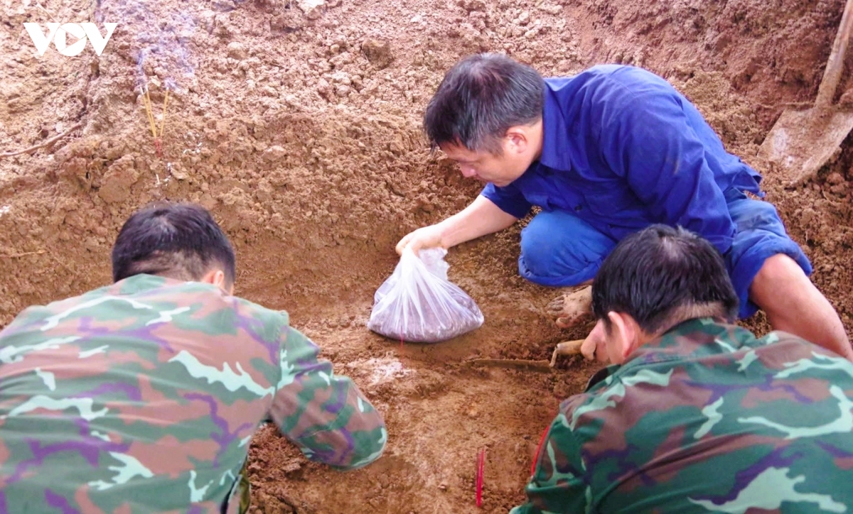 phat hien 2 hai cot liet si tai vuon nha dan o xa cam lo, quang tri hinh anh 1