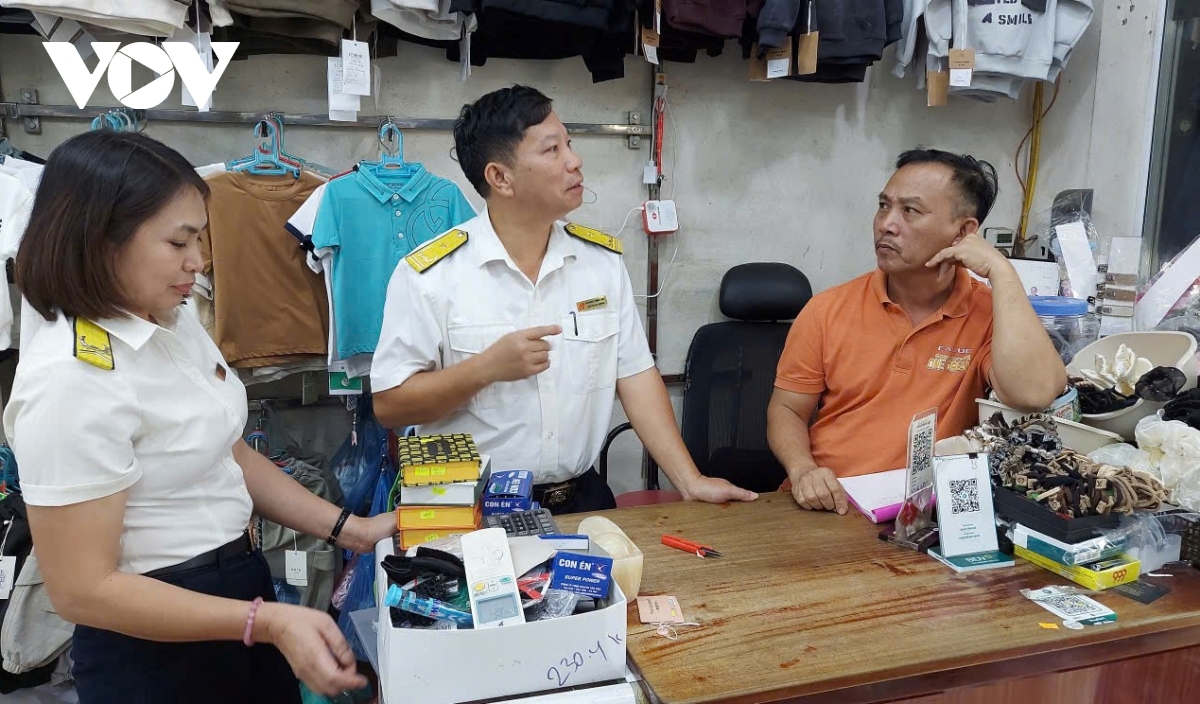 Cán bộ Thuế cơ sở 6 tỉnh Lào Cai xuống cơ sở tuyên truyền, hướng dẫn các hộ kinh doanh.