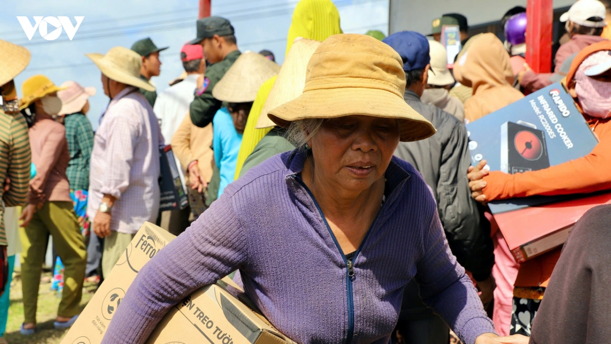vov va cac doi tac tham, tang qua ba con vung bao lu tinh gia lai hinh anh 4